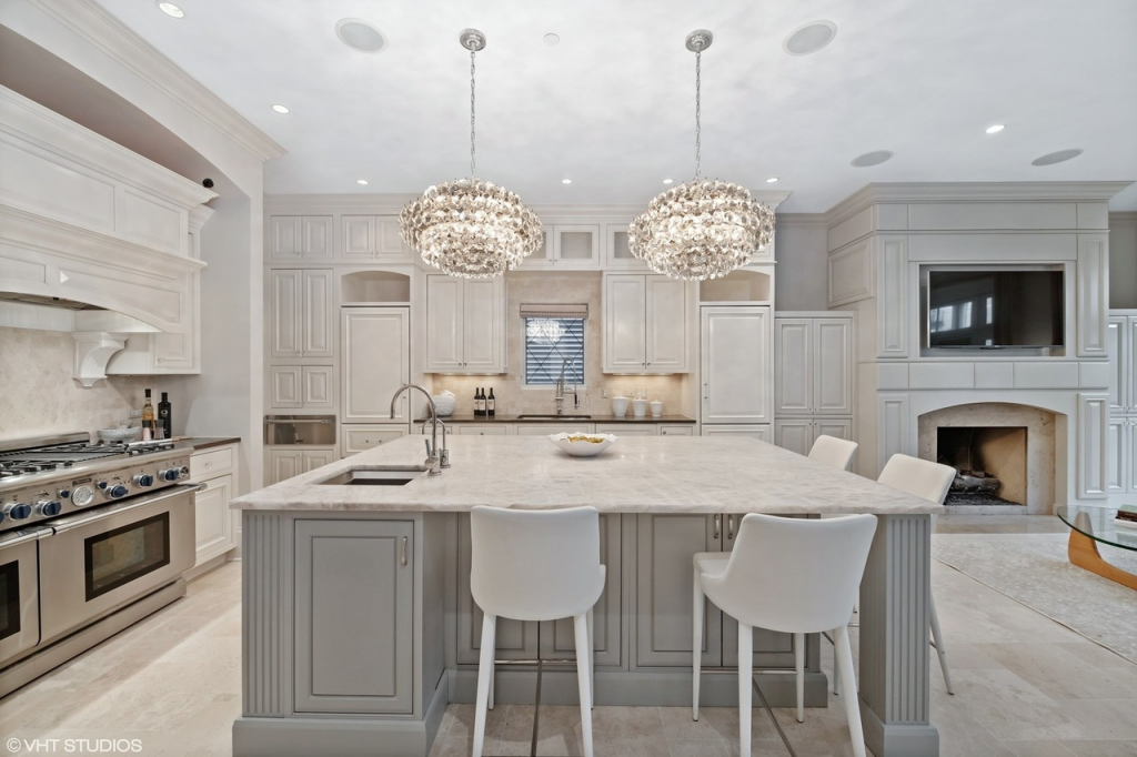 Transitional Style Kitchen, combines traditional and modern.
Source: VHT Studios - redfin.com/IL/Chicago/3826-N-Wayne-Ave-60613/home/13385468