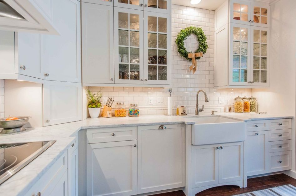 White cabinets with glass inserts. Source: Homedit.com