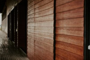 brown wooden door red oak vs. white oak