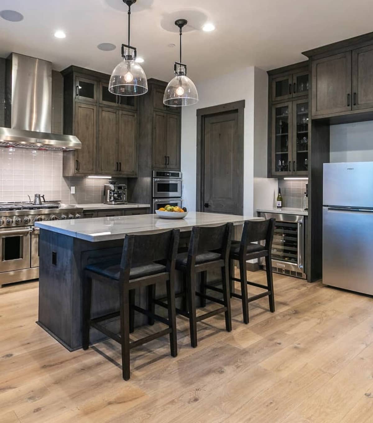 An image showing how refacing cabinet doors and drawer fronts can improve your kitchen